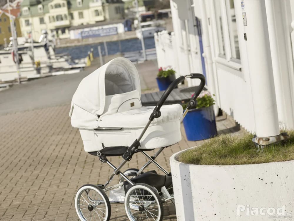 EmmalJunga Mondial De Luxe - Classic White Leatherette Pram Package - Kép 5