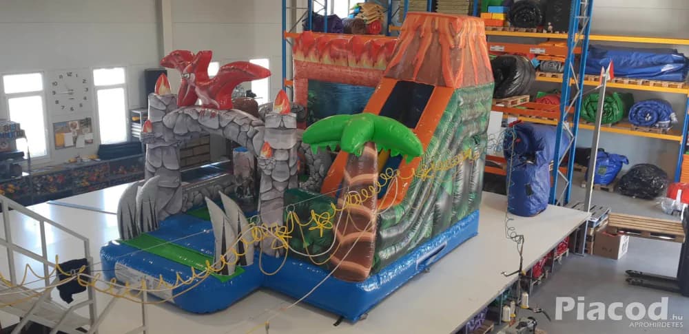 Bérelhető Dínó Csúszdás Ugráló